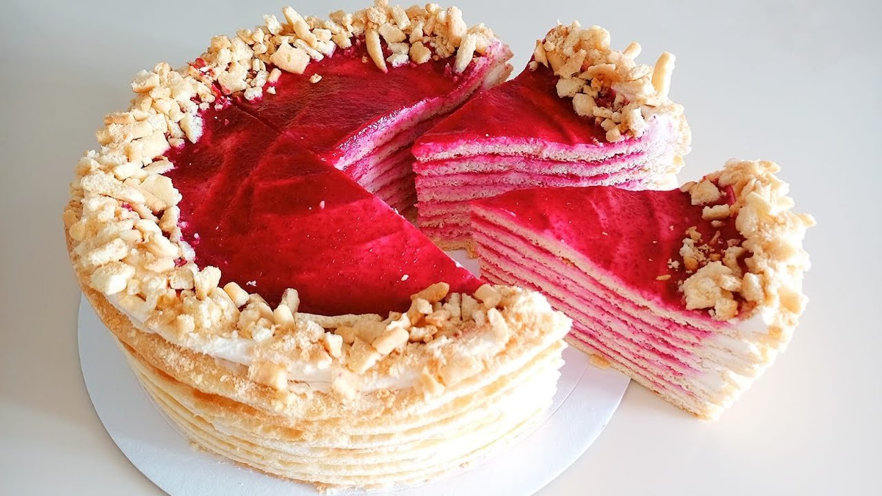 Sovietmečio skonis: karališkas karelų tortas keptas keptuvėje su grietinėle ir uogomis