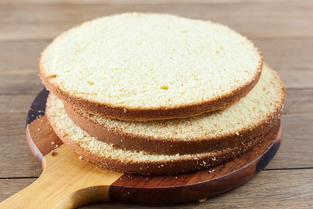 Sovietmečio skonis: karališkas karelų tortas keptas keptuvėje su grietinėle ir uogomis